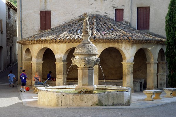 Où se trouve le camping Oasis Verdon par rapport aux principales attractions touristiques de la région ?